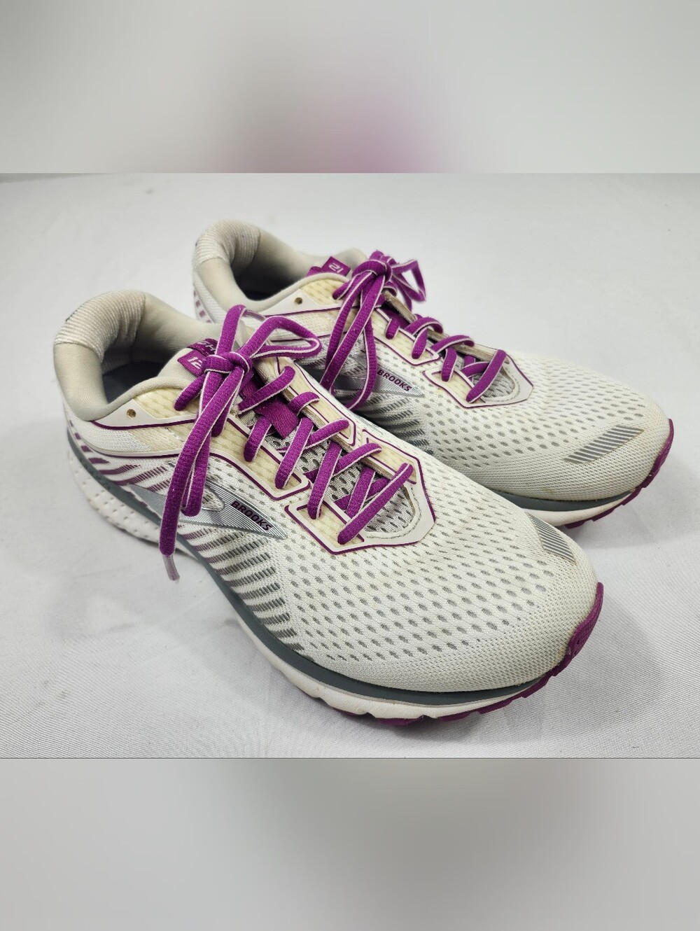 Brooks Ghost 12 Women’s Size 9 W Running Shoes Cream with Purple Accents